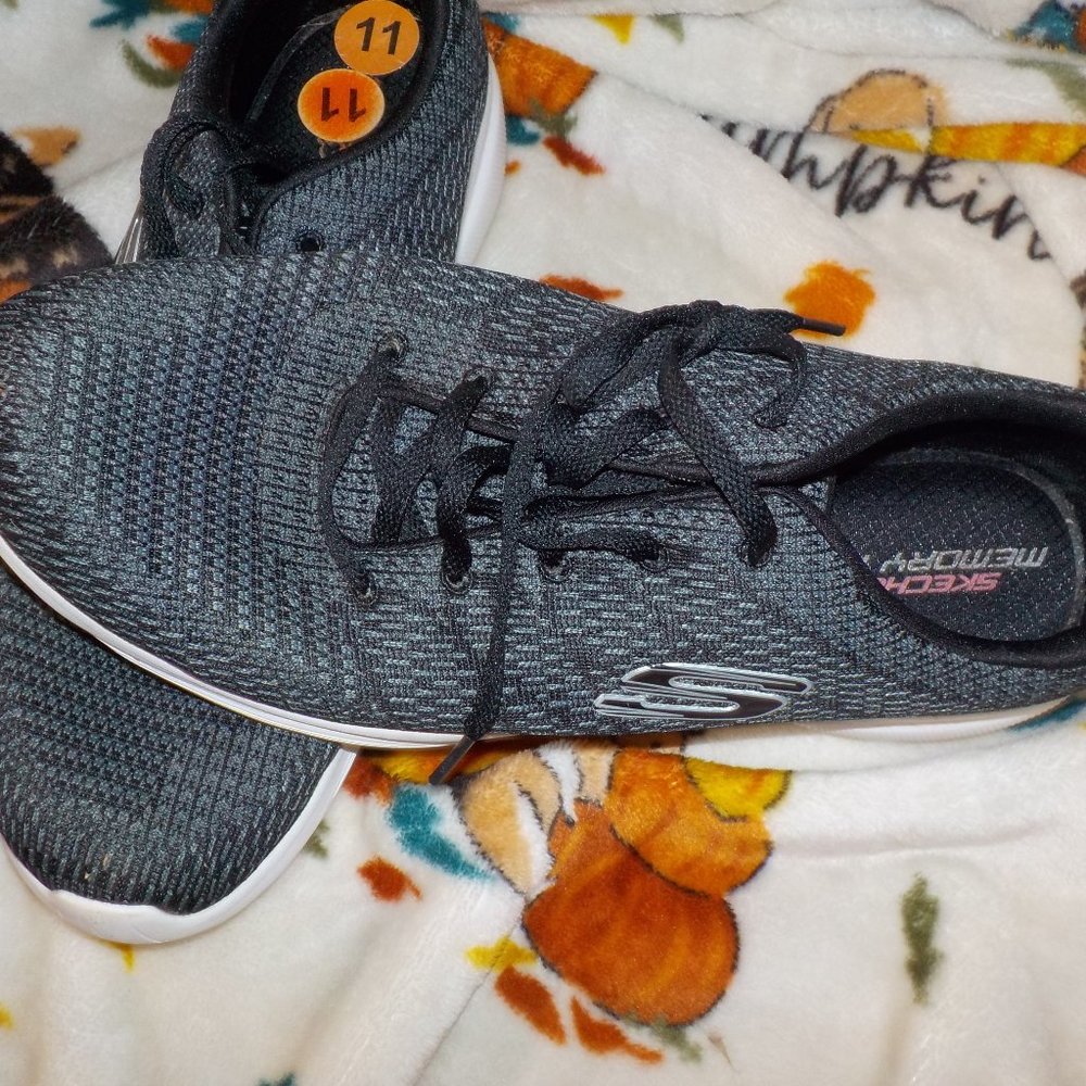 women's size eleven sketch knit Skechers